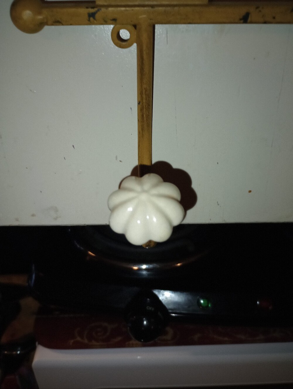 Metal Heart Shaped Key Wall Rack With Ceramic Knobs - Picture 2 of 3